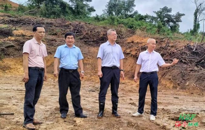 艾轶伦实地调研牛岭农场公司榴莲蜜种植基地建设情况。梅继林 摄